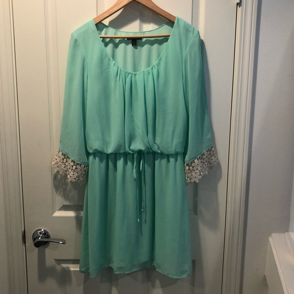 Mint green chiffon split sleeve dress. Size L - Picture 2 of 6